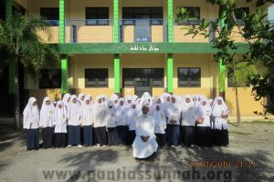 Pose Pimpinan dan Panti Asuhan putri As-Sunnah